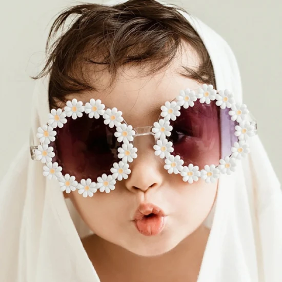 Pequeñas gafas de sol de moda de viaje de las sombras del marco redondo de la decoración de las flores de la margarita para los niños